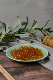 桌面上的盘子里的美味可口的红糖寒天球