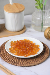 桌面上的盘子里的美味可口的红糖寒天球