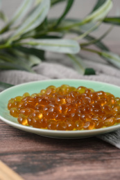 桌面上的盘子里的美味可口的红糖寒天球