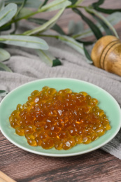 桌面上的盘子里的美味可口的红糖寒天球