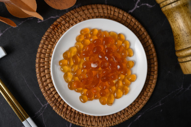 桌面上的盘子里的美味可口的红糖寒天球