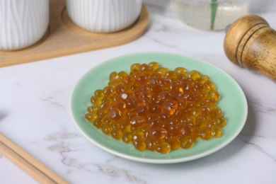 桌面上的盘子里的美味可口的红糖寒天球