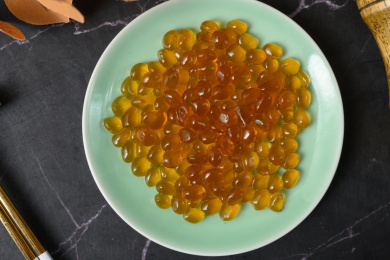 桌面上的盘子里的美味可口的红糖寒天球