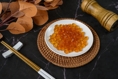 桌面上的盘子里的美味可口的红糖寒天球