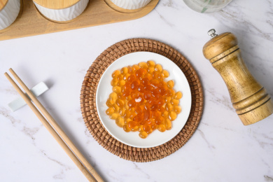 桌面上的盘子里的美味可口的红糖寒天球