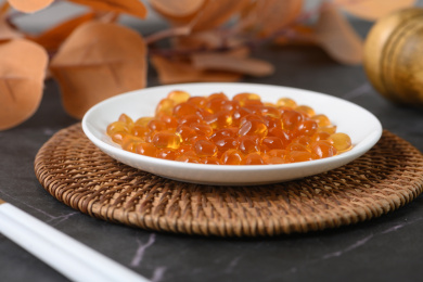 桌面上的盘子里的美味可口的红糖寒天球