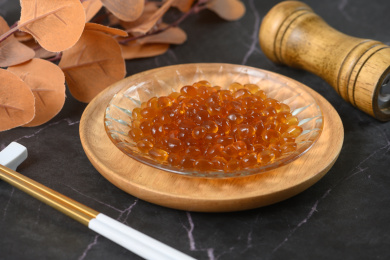 桌面上的盘子里的美味可口的红糖寒天球