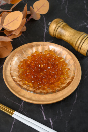 桌面上的盘子里的美味可口的红糖寒天球