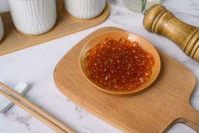 桌面上的盘子里的美味可口的红糖寒天球