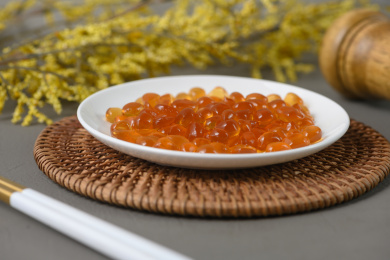 桌面上的盘子里的美味可口的红糖寒天球