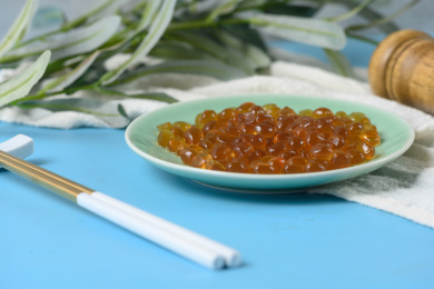 桌面上的盘子里的美味可口的红糖寒天球