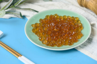 桌面上的盘子里的美味可口的红糖寒天球