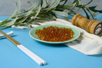 桌面上的盘子里的美味可口的红糖寒天球