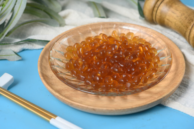 桌面上的盘子里的美味可口的红糖寒天球