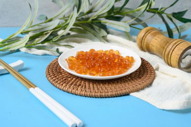 桌面上的盘子里的美味可口的红糖寒天球