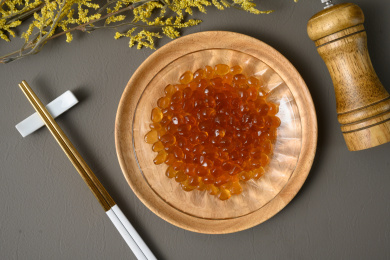 桌面上的盘子里的美味可口的红糖寒天球