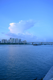 户外美丽的云朵和江景