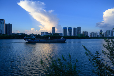 户外美丽的云朵和江景