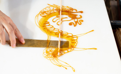 正在制作的中国传统民间手工艺糖画