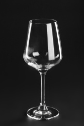 黑色背景红酒杯