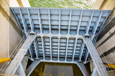 水库的泄洪闸门特写