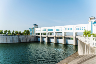 水库的泄洪道闸