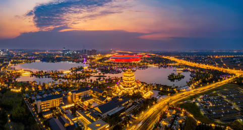 航拍国庆中国四川成都东安湖夜景灯光景观和美丽晚霞