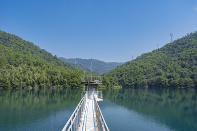福建龙岩水库蔚蓝的湖水与青山