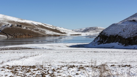 中国云南昭通大山包跳蹬河蓝色水面冬季风景