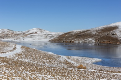中国云南昭通大山包跳蹬河蓝色水面冬季风景