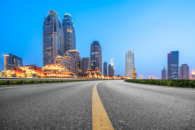 高速公路天际线和城市建筑夜景