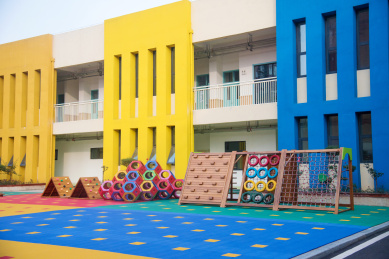 幼儿园内部的活动场地和玩具