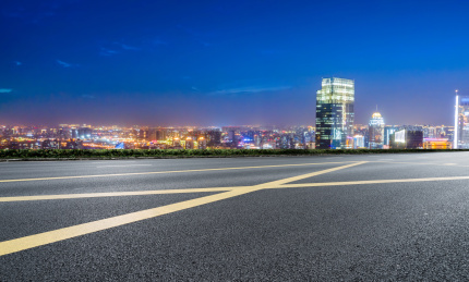高速公路天际线和城市建筑夜景