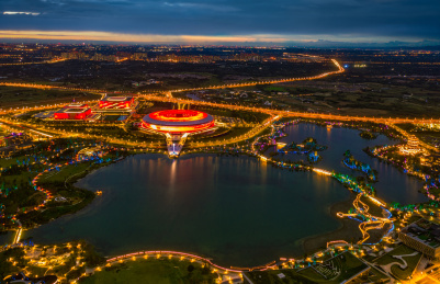 中国四川成都东安湖体育公园夜景航拍图