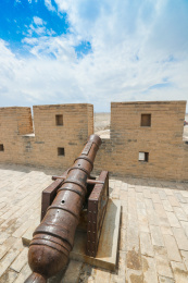 中国甘肃嘉峪关城楼上的明朝火炮