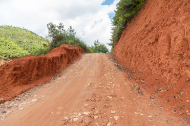 山区泥土坡道路远景