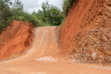 山区新开凿的泥土坡道