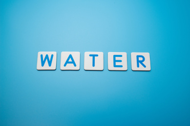蓝色背景下英文单词WATER水