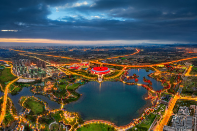 中国四川成都东安湖体育公园夜景航拍图