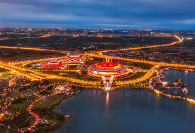 中国四川成都东安湖体育公园夜景航拍图