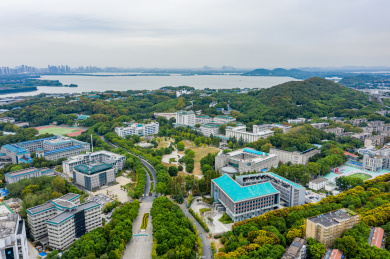 航拍武汉大学校园风光
