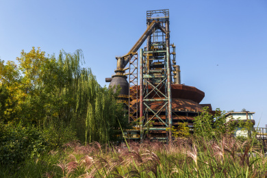 北京首钢园，绿树掩映下的炼钢高炉