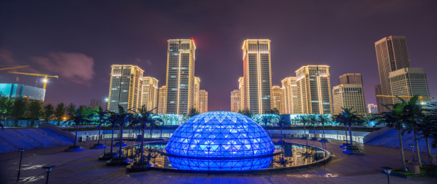 灯光璀中国湖北武汉中央商务区和地铁站穹顶