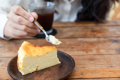 室内一名女性吃芝士蛋糕特写