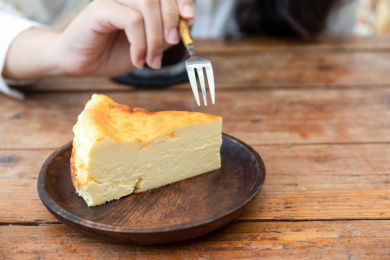 室内一名女性吃芝士蛋糕特写