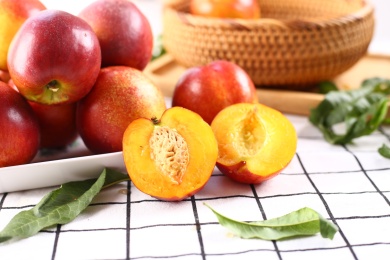 桌面上摆放着的一些新鲜水果油桃