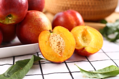 桌面上摆放着的一些新鲜水果油桃