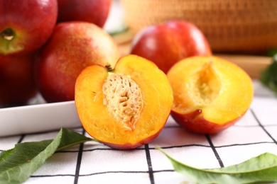 桌面上摆放着的一些新鲜水果油桃