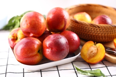 桌面上摆放着的新鲜水果油桃