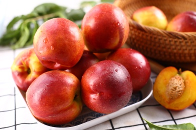 桌面上摆放着的一些新鲜水果油桃